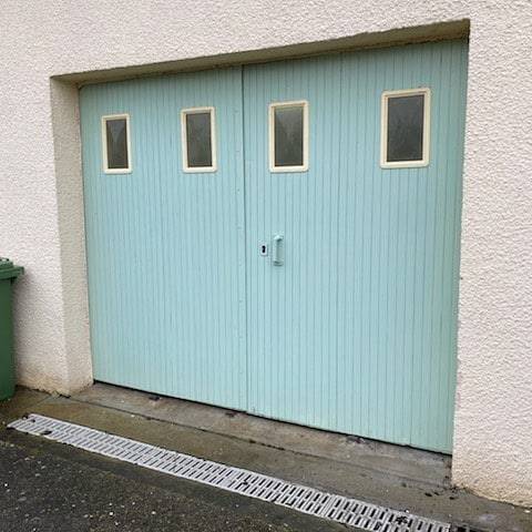 porte de garage bleu clair